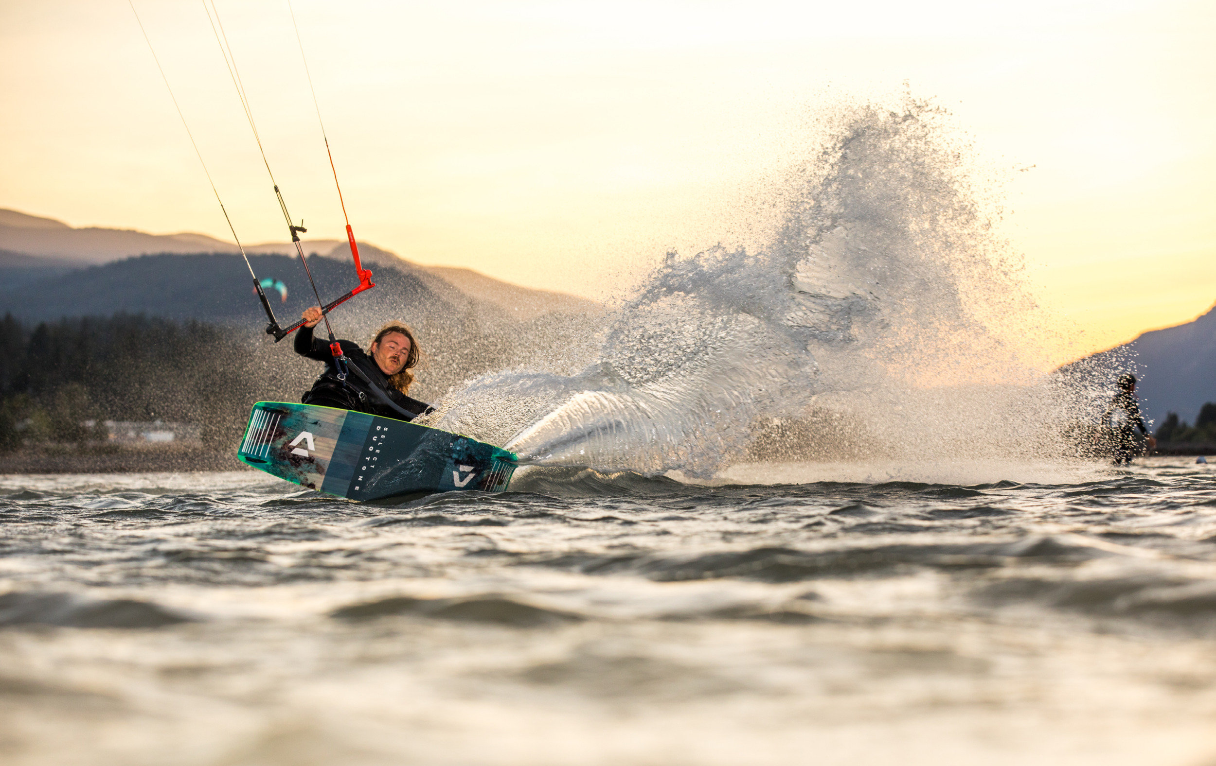 Duotone-Kiteboarding-2021-Twintips-SLS-SELECT-SOLEIL-JAIME-SPIKE--entity-ergo-planche-de-kitesurf